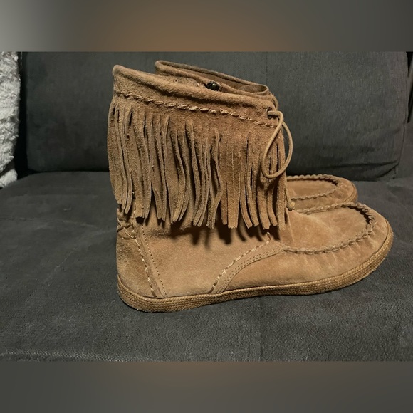 RARE fringe *UGGS* - Picture 2 of 9